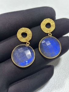 Elegantes Pendientes Colgantes de Plata de Ley Chapada en Plata Hechos a Mano con Gema Cabujón Ovalada de Labradorita, Regalo de Boda para Mujer - Product Image 3