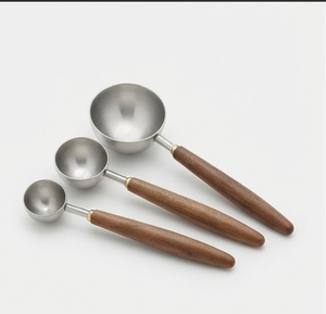Cuillères doseuses en acier inoxydable de qualité supérieure avec long manche en bois, finition argentée, idéales pour les tâches de cuisson et de pâtisserie précises - Product Image 1