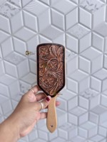 Nouvelle brosse à cheveux en cuir et bois faite à la main 2026 avec motif floral sculpté pour massage du cuir chevelu, utilisation manuelle, forme rectangulaire