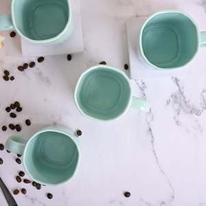 ชุดแก้วกาแฟเซรามิกสีเขียวอ่อน ดีไซน์ไม่ซ้ำใคร จำนวน 4 ใบ ใช้กับไมโครเวฟได้ ปรับแต่งได้ เหมาะสำหรับคู่รัก ใช้สำหรับนมหรือกาแฟ - Product Image 2