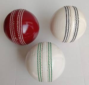 Balles de cricket souples en cuir de vachette de bonne qualité avec logo personnalisé, imperméables, fabriquées au Pakistan - Product Image 3