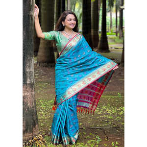 Sari traditionnel indien de luxe tissé à la main en soie Patola bleu ciel douce, orné de Meenakari et de Zari, par Elite Weaves - Product Image 3