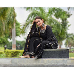 Conjunto de traje de crepé de rayón negro a cuadros con bordado Gotta de STYLE DE MAISON, con dupatta de Gotta pesado, diseño de diseñador, para bodas, fiestas, festividades, ropa étnica para mujer. - Product Image 2