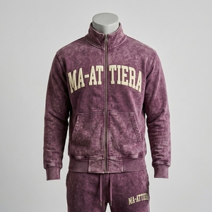 Ensemble de survêtement pour homme bordeaux délavé à l'acide avec veste zippée brodée et pantalon de jogging – Style streetwear, sportswear, activewear, décontracté - Product Image 3