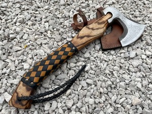 Hacha Tomahawk Forjada a Mano de BA Enterprises con Mango de Madera y Hoja de Acero para Uso de Supervivencia con Funda de Cuero - Product Image 2