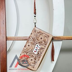 Cartera de mano de cuero genuino de vaca con diseño de cartas de juego, hecha a mano, con cierre de cremallera y correa para la muñeca, con protección RFID, para mujer, OEM ODM. - Product Image 1
