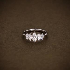 Bague à cinq pierres en diamant taille marquise en or blanc, alliance de mariage élégante, bague d'anniversaire minimaliste, cadeau de bijoux de mariée - Product Image 1