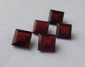 พลอยโกเมนสีแดงธรรมชาติทรงสี่เหลี่ยมเจียระไนแบบเหลี่ยมเพชรพลอย ขนาดมาตรฐานสำหรับทำเครื่องประดับ - Product Image 3
