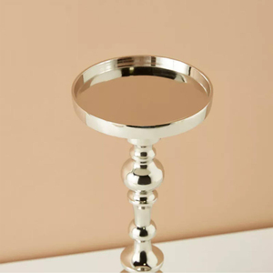 Ce porte-bougie en argent au design élégant avec une base ronde stable est parfait pour ajouter une touche d'élégance à votre décoration intérieure. - Product Image 5