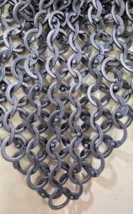 Capucha de Cota de Malla Medieval Hecha a Mano con Acolchado de Cuero, Anillos de Acero Suave Remachados, Armadura de Caballero para Cosplay y Reenactment - Product Image 5