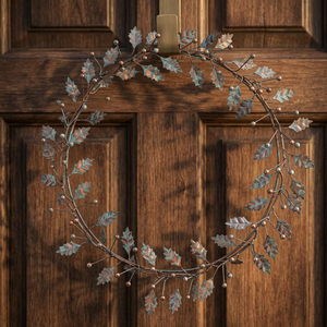 Corona de Metal Rústica con Adornos de Acebo, Acabado en Cobre Verdigris Vintage, Decoración Elegante para Puerta Navideña, Placa Decorativa Encantadora para Colgar en la Pared en Invierno - Product Image 3