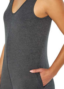 จั๊มสูทกีฬาผู้หญิง OEM แบบเป็นมิตรต่อสิ่งแวดล้อม ผลิตจากผ้าสแปนเด็กซ์/ไนลอน ทรงเปิดหลัง สีเทาเข้ม แขนกุด คอกว้าง ขากว้าง ทรงครอป - Product Image 3