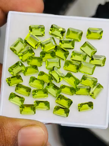 Peridotos naturales con corte esmeralda de 8.0*6.0MM, 57.70 quilates por lote, calidad AAA, brillo AAA, perfectos para tallar y pulir a precio económico. - Product Image 4