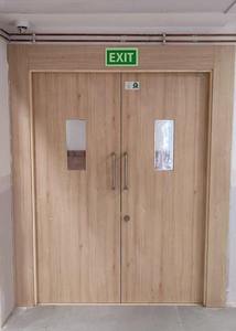 Porte coupe-feu en bois massif de qualité supérieure avec âme résistante à la chaleur pour projets commerciaux et résidentiels, disponible à la vente - Product Image 3
