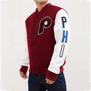 Chaqueta Universitaria Personalizada en Color Granate y Blanco, Cuerpo de Lana, Mangas de Cuero, Parche de Chenille, Chaqueta Letterman, Proveedor de Marca Privada OEM - Product Image 4