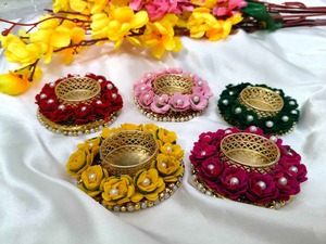 Portavelas Decorativo Indio Hecho a Mano para Fiestas, con Flores Artificiales, Multicolor, Adornado con Perlas, de Metal, para Decoración de Diwali - Product Image 1