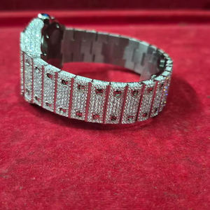 Montre de plongée élégante et luxueuse, avec un fini brillant, verre saphir, mouvement à quartz, chronographe, bracelet en moissanite, 30 m - Product Image 1