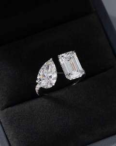 Elegante Anillo de Diamantes con Corte Pera y Esmeralda para Mujer en Oro Blanco, Clásico con Engaste de Garras, Joyería para Compromiso, Boda o Aniversario - Product Image 4