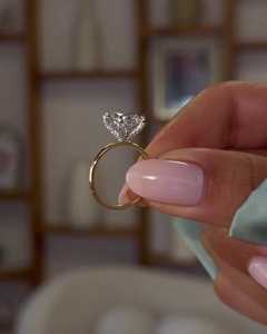 Bague de fiançailles solitaire en or massif 14K avec diamant de laboratoire taille coussin 3 carats, sertie à griffes, pour demande en mariage, bijoux fins uniques 1,5 mm - Product Image 3