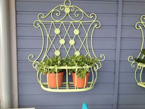 Support de plante suspendu en fer moderne, conçu pour les maisons élégantes, rehaussant les plantes suspendues avec des lignes épurées - Product Image 3