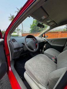 Toyota ASV Vitz 2010 en Perfectas Condiciones, Súper Limpio, Transmisión Automática/Manual Disponible, Volante a la Izquierda, Interior Oscuro - Product Image 5