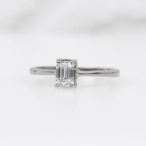 Bague de fiançailles solitaire en or 14 carats avec moissanite taille émeraude de luxe, bijoux fins minimalistes, vente en gros - Product Image 1