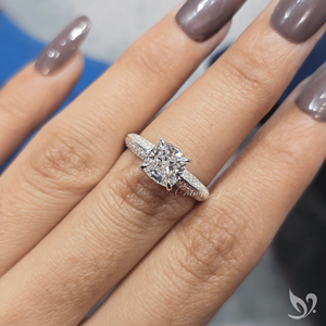 Anillo de compromiso y nupcial audaz de oro blanco con diamante de laboratorio de 2 quilates con corte cojín y banda micro pavé. - Product Image 4