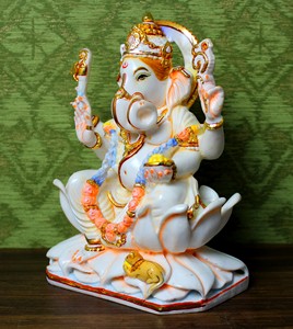 Statue du Dieu Ganesha en résine et poussière de marbre, artisanat Nirmala |   Idole de Vinayaka assise avec accents dorés Lotus pour une maison traditionnelle - Product Image 5