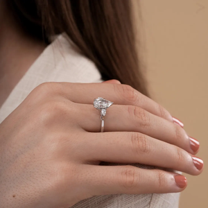 Bague de fiançailles en diamant de laboratoire en forme de poire, trois pierres avec diamant latéral en forme de poire, certifiée VVS2, or massif 18 carats, bijoux fins - Product Image 3