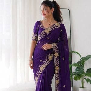 Sari en soie Rangoli de créateur avec broderie élégante et chemisier en soie Mono Banglory richement brodé - Product Image 1