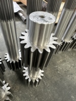Arbre d'engrenage personnalisable avec surface dentée dure et noyau robuste, résistant à l'usure, aux chocs et à la machinabilité.