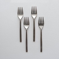 Collection de couverts élégants en acier inoxydable miroir, écologiques, cuillère, fourchette et ensemble de service, conçus pour une réception haut de gamme
