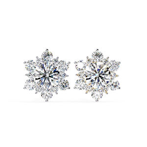 Pendientes de Moissanita con Corte Redondo en Forma de Flor, 3.85 mm en el Centro con Piedras Laterales de 1.7 y 1 mm, Pendientes de Moissanita en Oro Sólido de 10K - Product Image 2