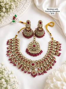 Parure de bijoux ethniques Kundan haut de gamme pour femme, comprenant un collier, des boucles d'oreilles et un Maang Tikka, en alliage de zinc plaqué or antique, idéale pour les mariages. - Product Image 1