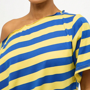 T-shirt rayé décontracté et ample en maille respirante et écologique pour femme, à manches courtes et épaules dénudées, taille froncée, collection été 2026 - Product Image 4