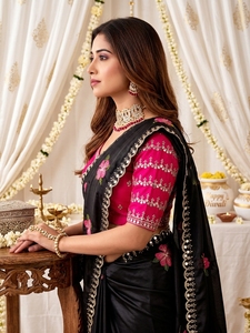 Sari de Seda Negro Bordado con Flores y Blusa Rosa para Mujer, Traje Tradicional Indio para Bodas - Product Image 5