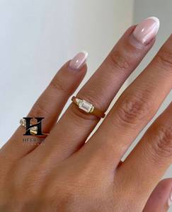 Anillo de Compromiso de Lujo con Diamante Cultivado en Laboratorio, Corte Esmeralda, Estilo Oriente-Oeste, Oro Amarillo de 14K, Minimalista, Solitario, Certificado - Product Image 3