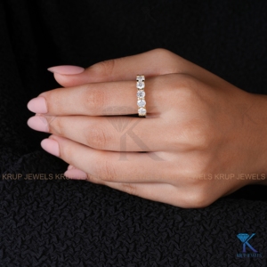 แหวนแต่งงานทองคำขาว 14K ประดับเพชรทรงกลม 5 เม็ด แบบครึ่งวง แหวนครบรอบแต่งงานสำหรับผู้หญิง - Product Image 3