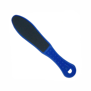 Râpe à pieds en acier inoxydable allemand avec manche en plastique pour l'élimination des peaux mortes, des callosités et des cuticules des orteils et des talons - Product Image 3