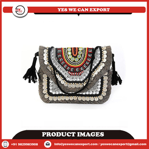 Bolsos bandolera tradicionales bohemios Banjara hechos a mano en cuero genuino con bordados de espejos coloridos y cierre de cremallera. - Product Image 6