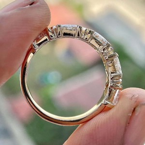 Anillo de media eternidad con diamante triangular de 1.52 quilates cultivado en laboratorio, con oro amarillo de 14 quilates, para regalo de promesa de matrimonio para novias - Product Image 6
