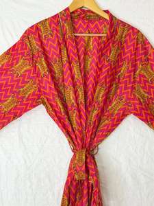 Robe kimono longue en coton imprimé tigre, faite à la main, pour la détente, la plage ou comme nuisette. - Product Image 2