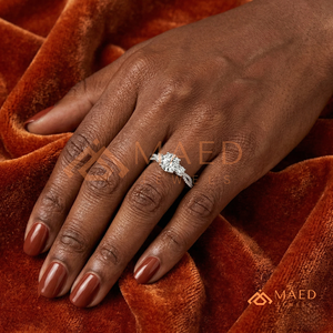 Elegante Anillo de Compromiso de Plata de Ley 925 con Tres Diamantes de Corte Redondo y Banda Pavé para Mujer - Product Image 4