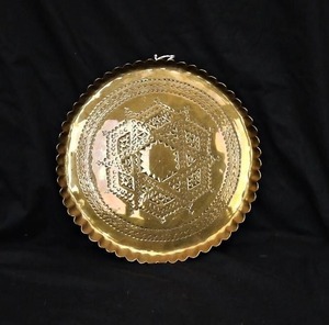 Bandeja de servir de latón martillado a mano para decoración interior rústica y utilidad práctica de servicio. - Product Image 6