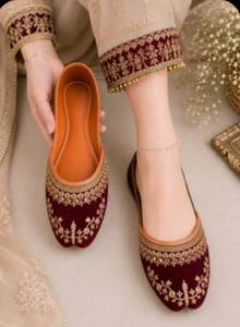 Zapatos Khussa de Terciopelo Hechos a Mano para Mujer, Punta Cuadrada, Bordado Floral, Planos, con Decoración de Cuentas, para Todas las Temporadas - Product Image 3