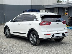 SUV hybride Niro blanc 2017 d'occasion, 5 portes, crossover compact pour les trajets urbains, voiture d'occasion coréenne - Product Image 2