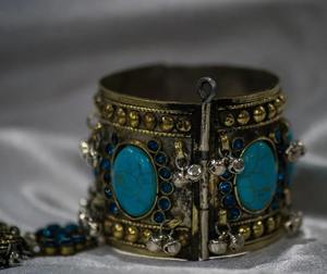 Brazalete ancho estilo tribal afgano con monedas antiguas similares y delicados detalles de cadena - Product Image 6