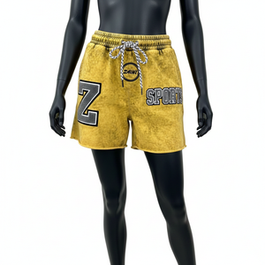 Shorts dorados de felpa de algodón y poliéster de 320 GSM para mujer, con lavado ácido, pedrería y logotipo personalizado con transferencia térmica. - Product Image 1
