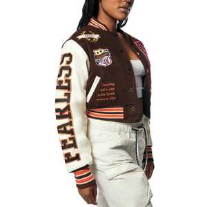 Veste courte de style varsity pour femme, marron crème, manches contrastées, patch lettres brodé, boutons sur le devant - Product Image 2