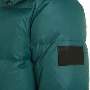 Chaqueta acolchada con relleno grueso y ajuste cómodo para uso en exteriores en climas fríos. - Product Image 5